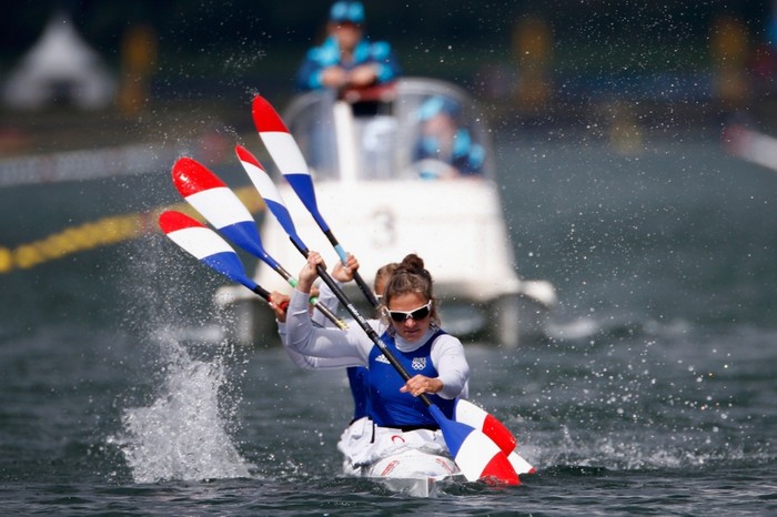 Gabrielle Tuleu của Pháp và đồng đội cạnh tranh môn đua thuyền Kayak.